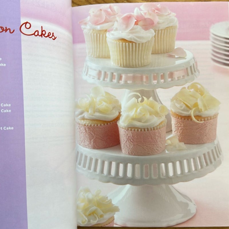 Betty Crocker Decorating Cakes and Cupcakes