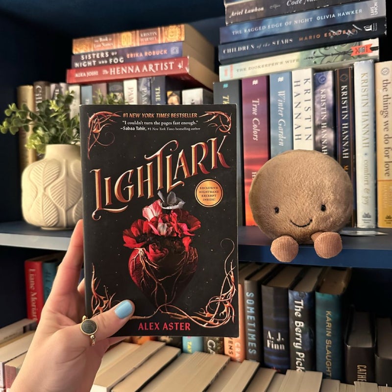 Lightlark (the Lightlark Saga Book 1)