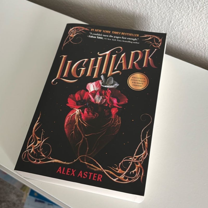Lightlark (the Lightlark Saga Book 1)