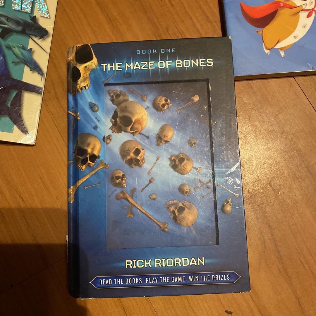The Maze of Bones [With 6 Game Cards]: Riordan, Rick: 9780545060394:  : Books