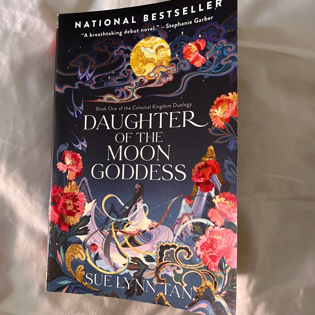 洋書 Daughter of the moon godness (Fairyloot) Daughter of The Moon Goddess fairyloot edition by Sue Lynn
