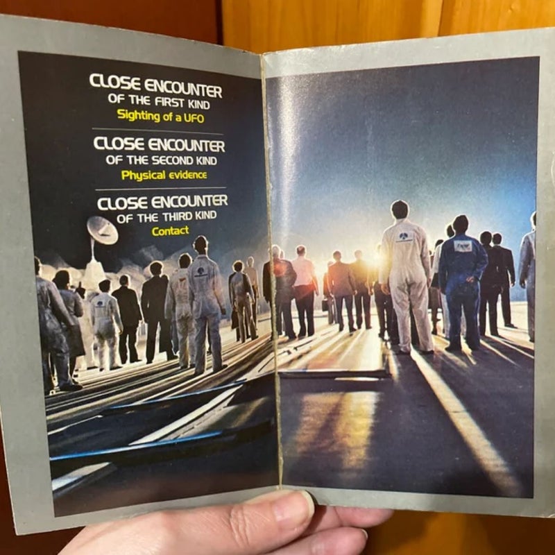 Close Encounters of the Third Kind by Steven Spielberg 1977 Paperback Book & Bookmark Set