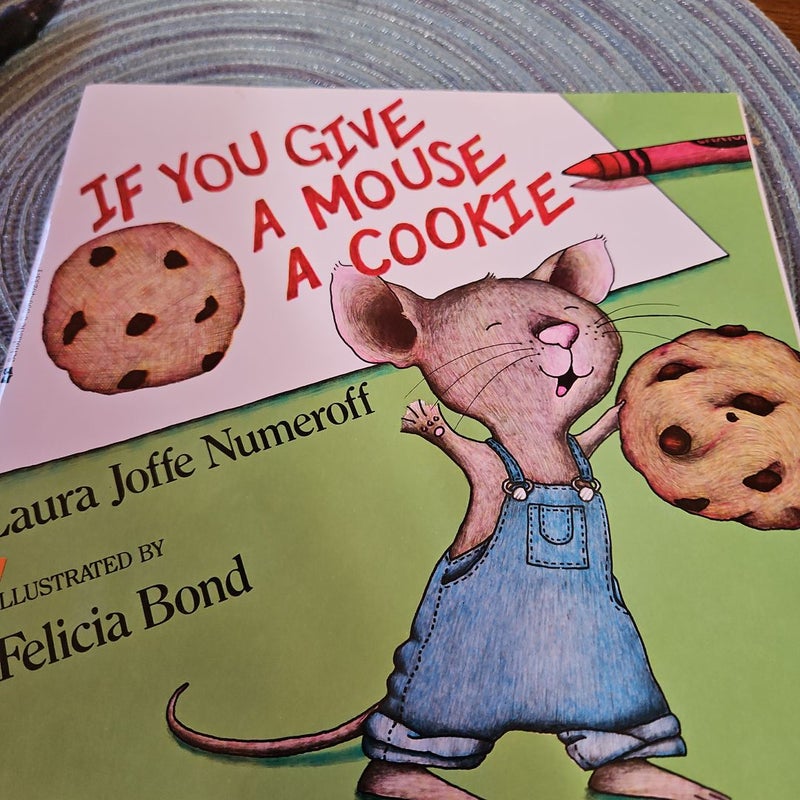 If you give a mouse a cookie by laura joffe numeroff paperback