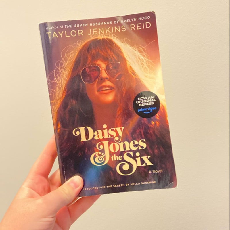 Daisy Jones and the Six (TV Tie-In Edition)