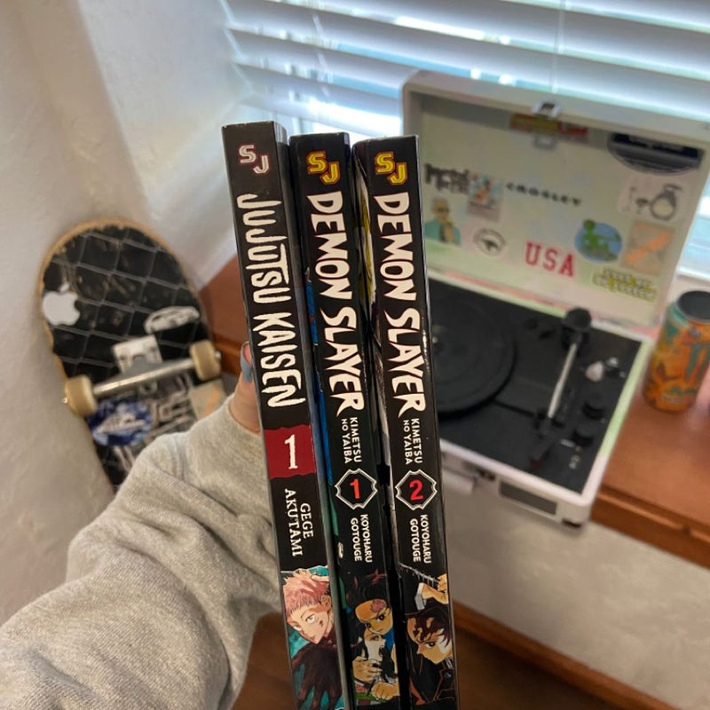 Demon slayer Vol 1&2, Jujutsu Kaisen Vol 1.