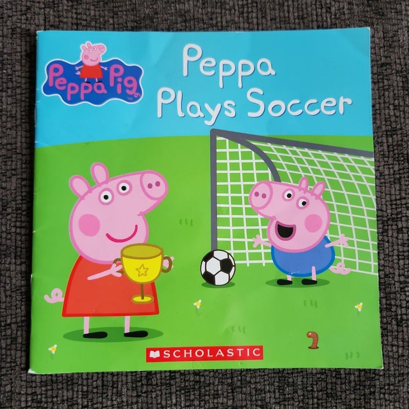 Peppa Plays Soccer (Peppa Pig: 8x8)