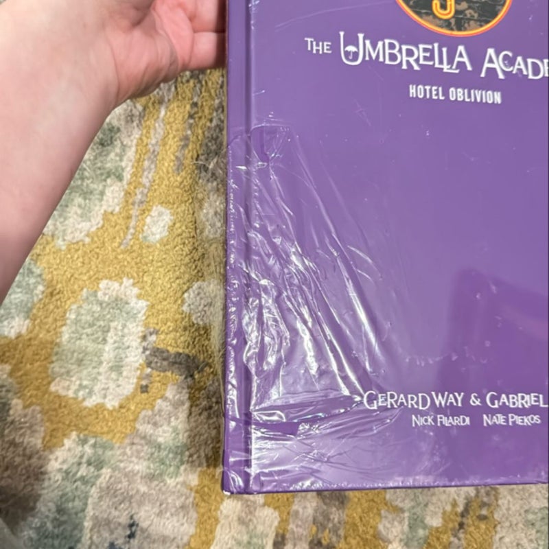 The Umbrella Academy Library Edition Volume 3: Hotel Oblivion