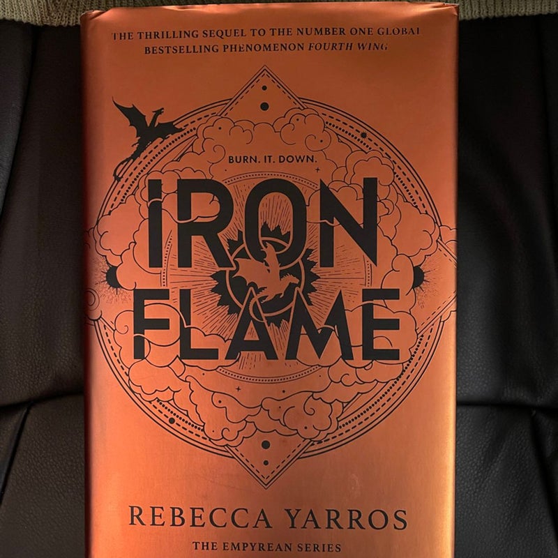 Iron Flame by Rebecca Yarros - THE THRILLING SEQUEL TO THE INSTANT SUN