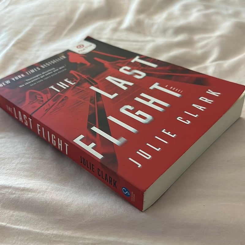 The Last Flight by Julie Clark, Paperback | Pangobooks
