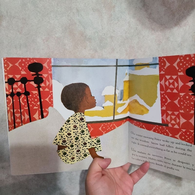 🆕️The Snowy Day, by Ezra Jack Keats - Bilingual Children's Book English/Spanish
