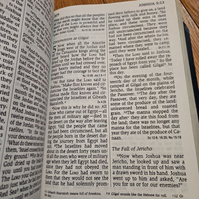 NIV Giant Print Reference Bible