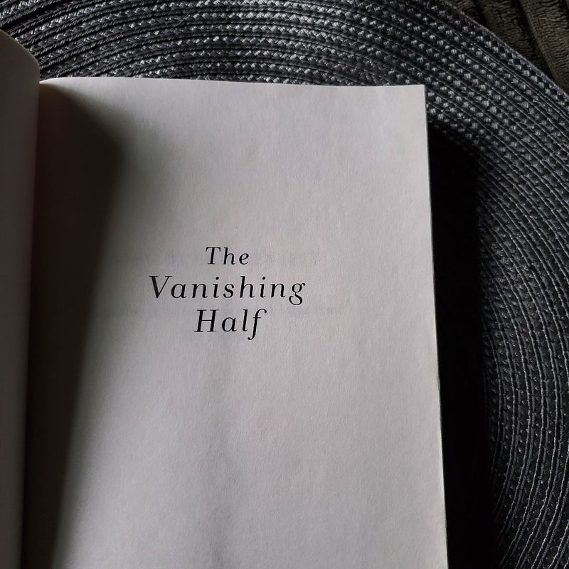 [LARGE PRINT] The Vanishing Half