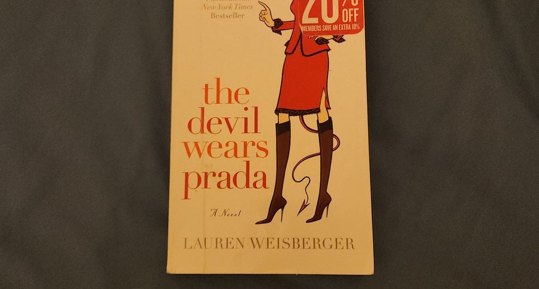 The Devil Wears Prada a Novel: Weisberger, Lauren: 9780767914765: :  Books