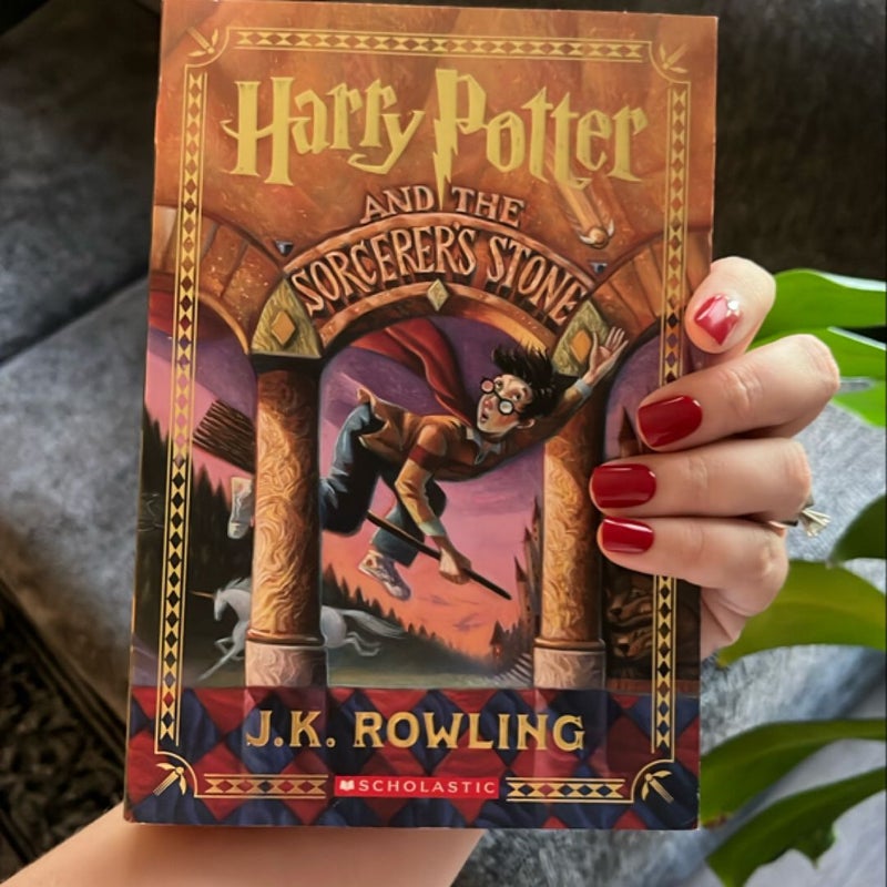 Harry Potter and the Sorcerer's Stone (Stenciled Edges) (Harry Potter, Book 1)