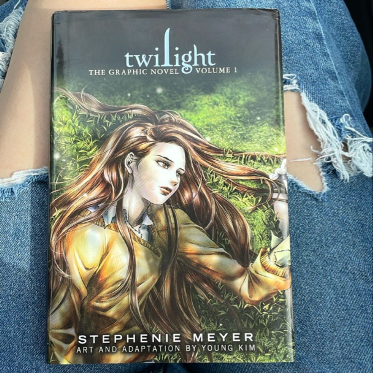 Twilight: the Graphic Novel, Vol. 1 by Stephenie Meyer, Young Kim