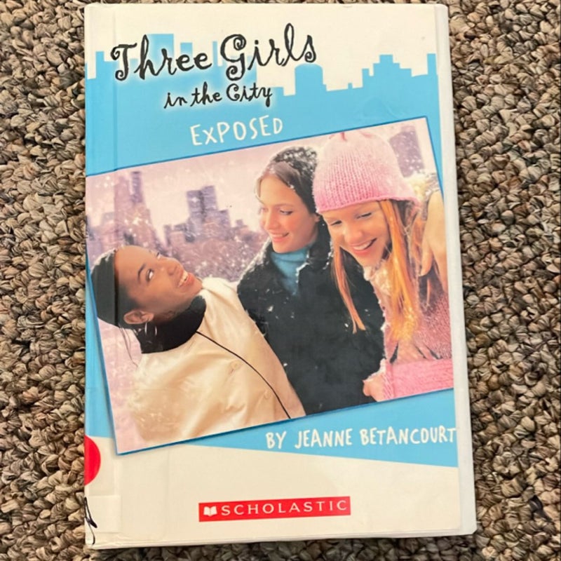 Three girls in the city exposed 