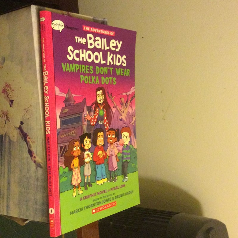 Vampires Don't Wear Polka Dots (the Adventures of the Bailey School Kids Graphic Novel #1)