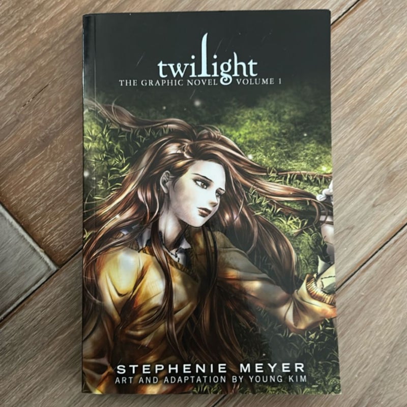 Twilight: the Graphic Novel, Vol. 1