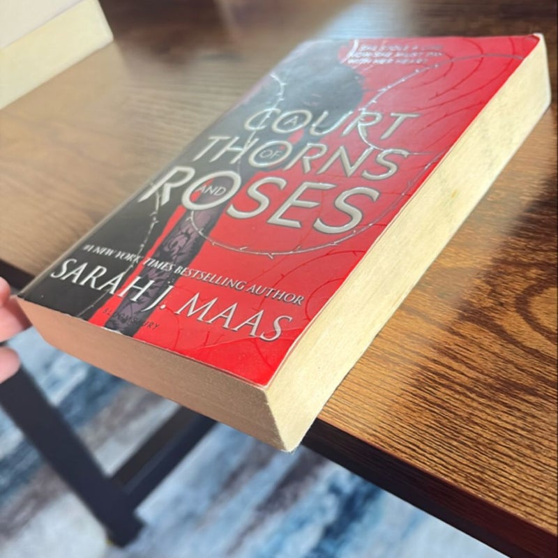 A Court of Thorns and Roses (OOP Uk edition) 