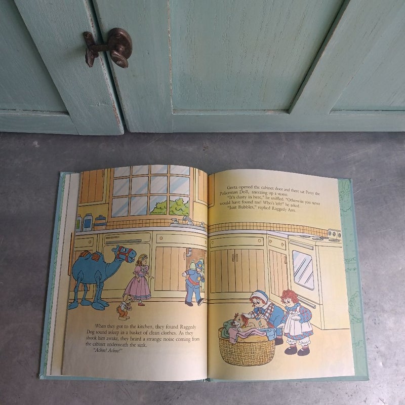 Raggedy Ann & Andy's Grow-And-Learn Library Volume 7 - A Very Close Call