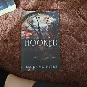  Hooked. Una Historia De Nunca Jamás: 9786073835398: Emily  McIntire: Books
