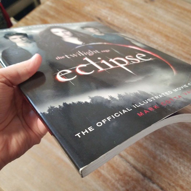 The Twilight Saga Eclipse: The Official Illustrated Movie Companion – By Mark Cotta Vaz