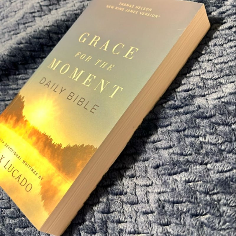 NKJV, Grace for the Moment Daily Bible, Softcover, Comfort Print