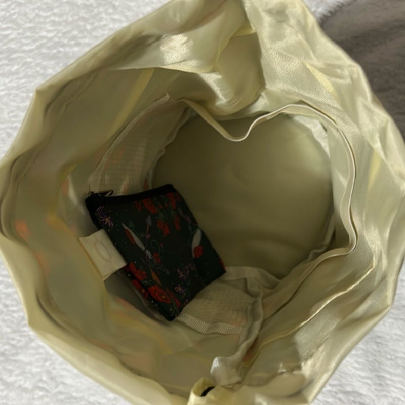 Powerless toiletry bag