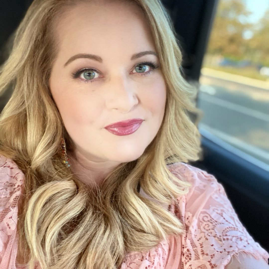 Romance & Romantasy Bookstore