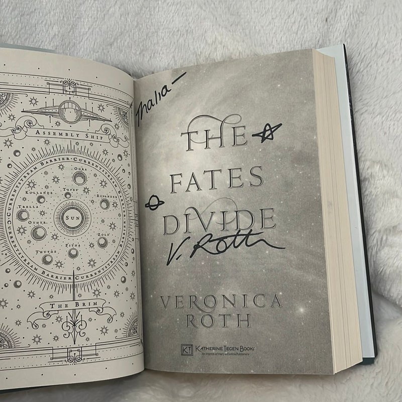 The Fates Divide ***SIGNED COPY***