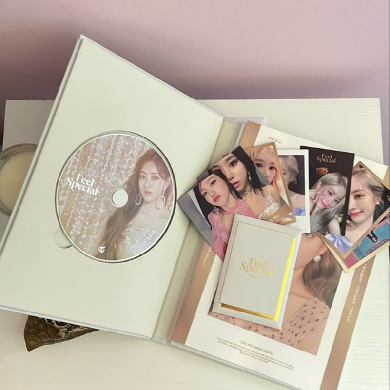 TWICE: 8th mini album Feel Special, version A (WITH LYRIC BOOK AND 7 PHOTOCARDS)