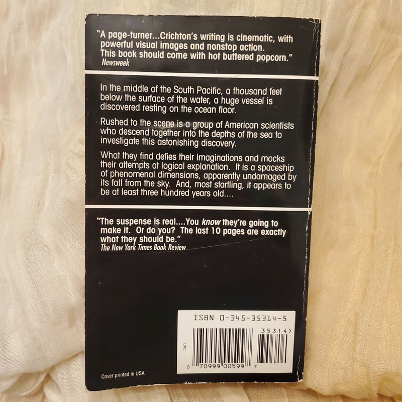 Sphere by Michael Crichton, Paperback | Pangobooks