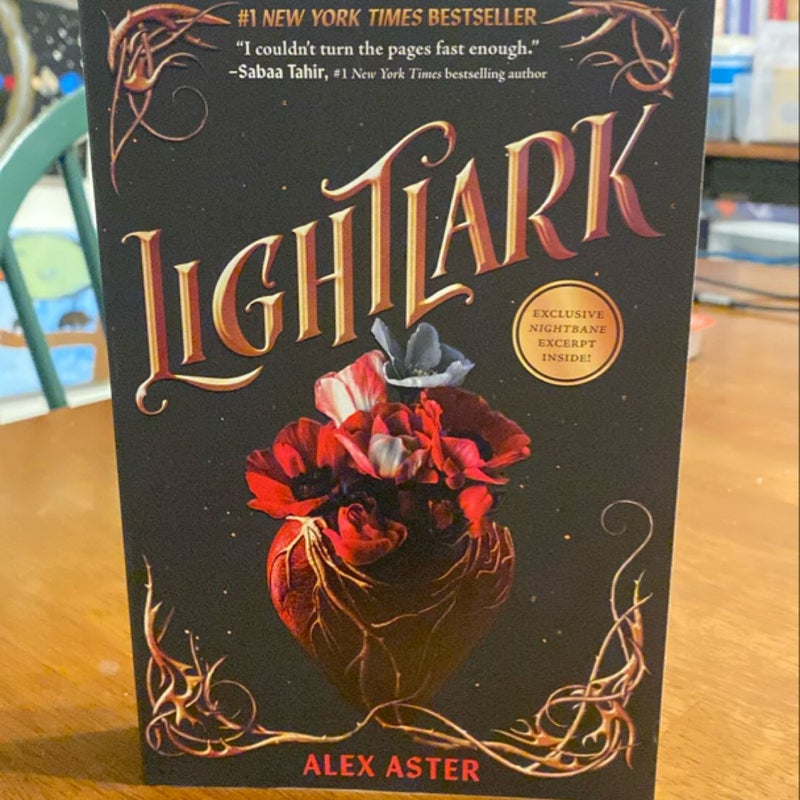 Lightlark (the Lightlark Saga Book 1)