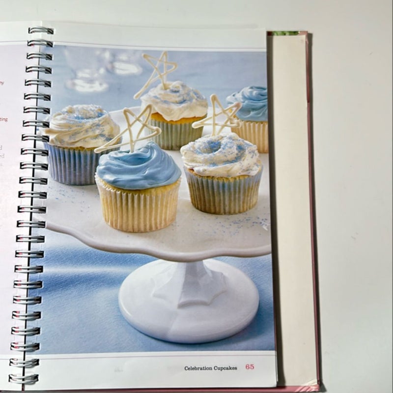 Betty Crocker Just Cupcakes: 100 Recipes for the Way You Really Cook