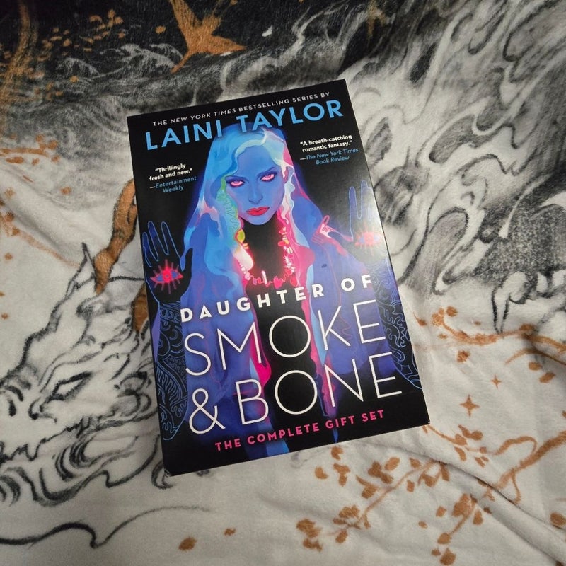 Daughter of Smoke and Bone: the Complete Gift Set