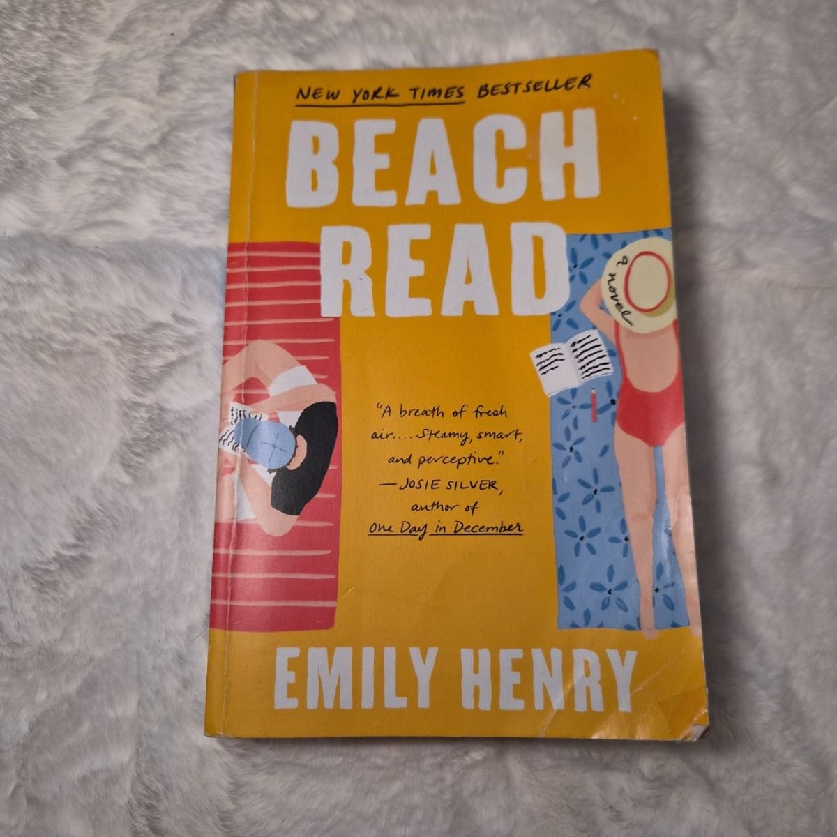 Beach Read by Emily Henry, Paperback | Pangobooks