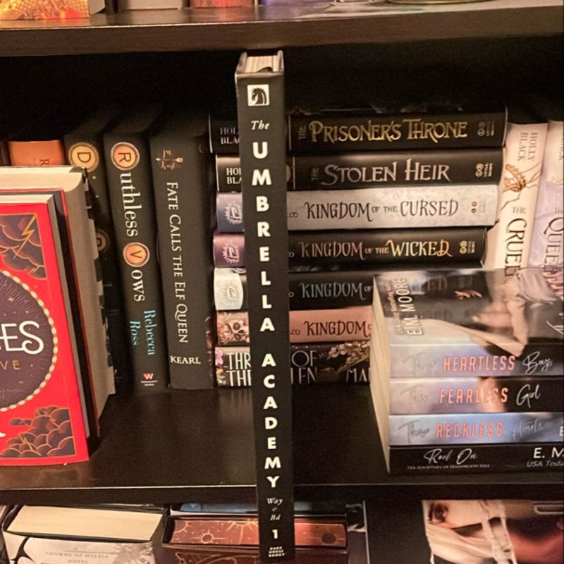 The Umbrella Academy Library Edition Volume 1: Apocalypse Suite