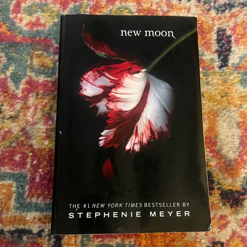 NEW MOON (TWILIGHT SAGA) [Paperback] - Paperback By Stephenie Meyer - Excellent