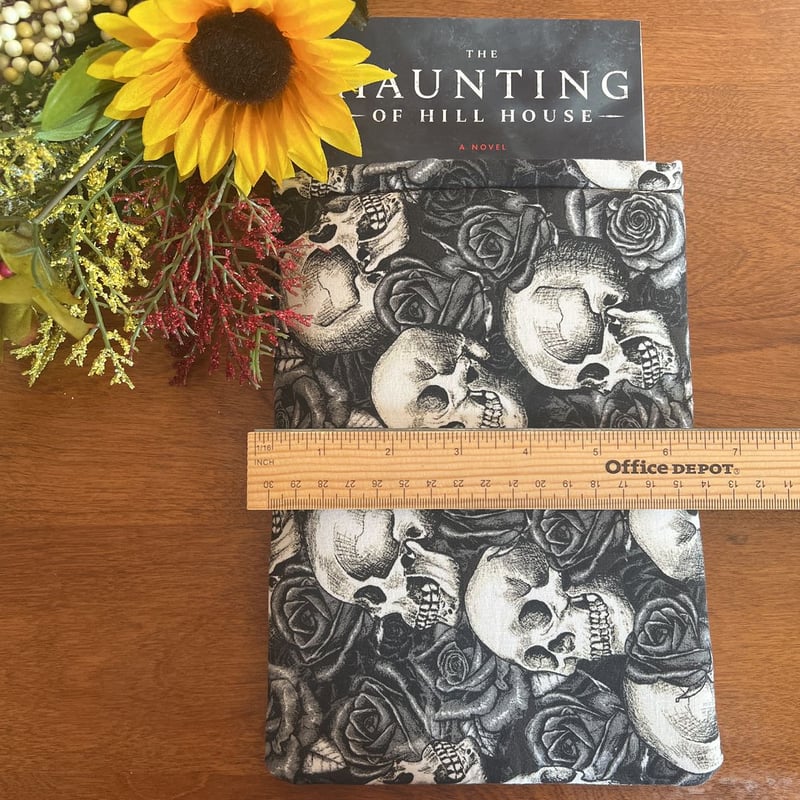 Booksleeve - Skulls & Roses by TheReadSinger, Paperback | Pangobooks