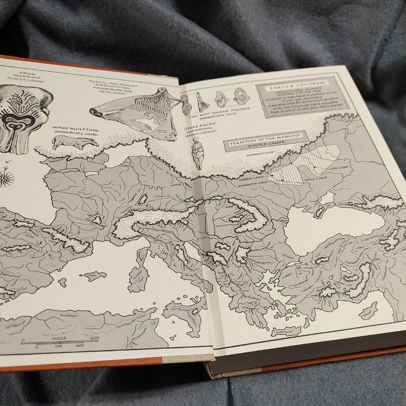 The Mammoth Hunters (1st ed. 1st print)