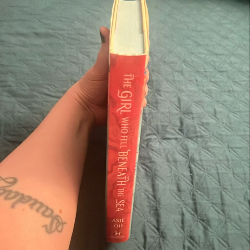 The Girl Who Fell Beneath The Sea *SIGNED Fairyloot Special Edition* & Throw Pillowcase