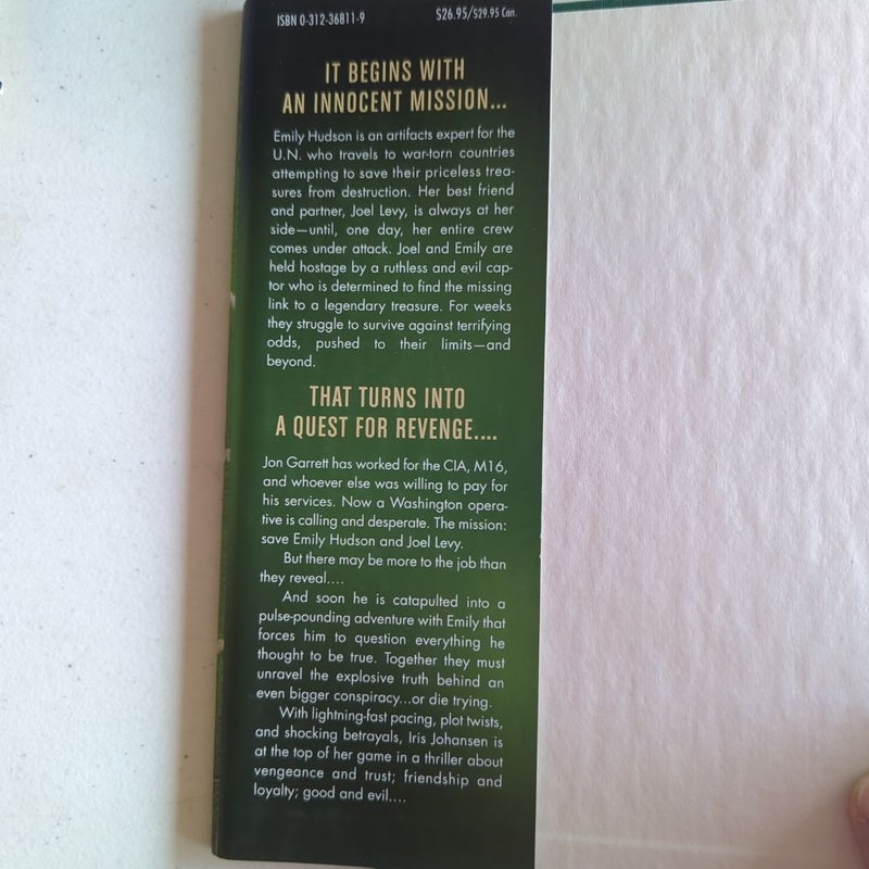 2 Iris Johansen hardbacks: Deadlock and Dark Summer 