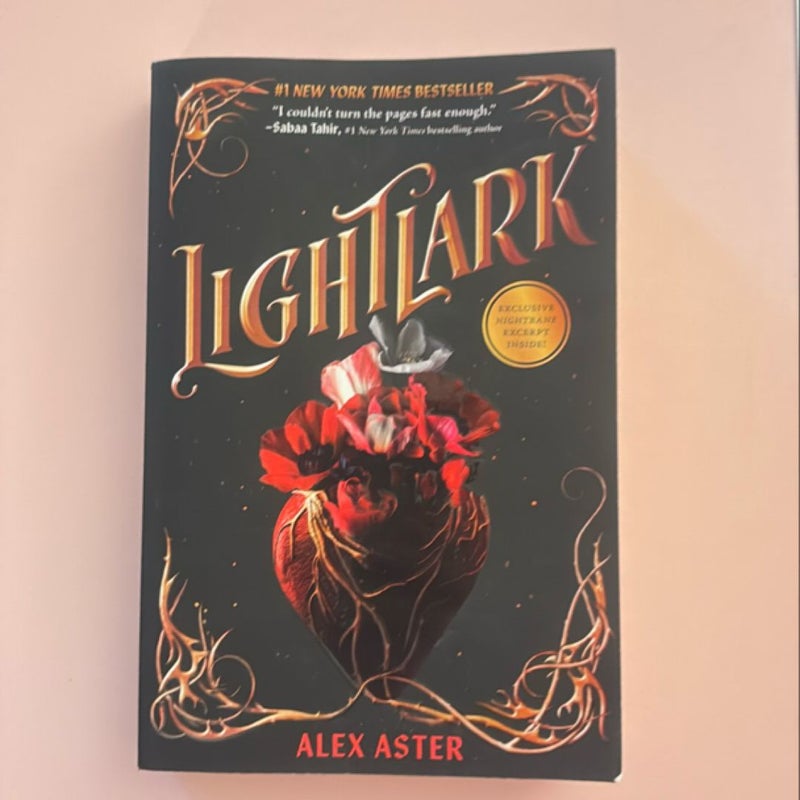 Lightlark (the Lightlark Saga Book 1)