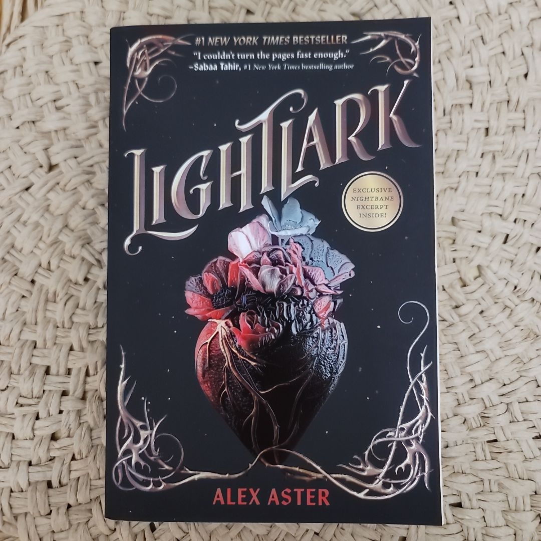 Lightlark (the Lightlark Saga Book 1)