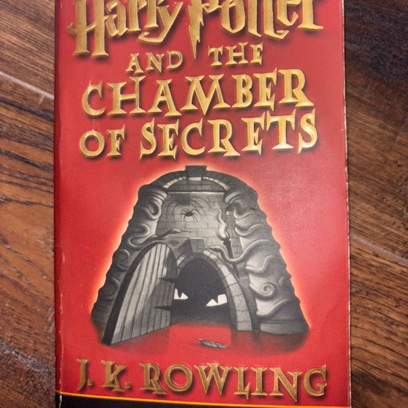 Harry Potter and the Chamber of Secrets (Harry Potter, Book 2)