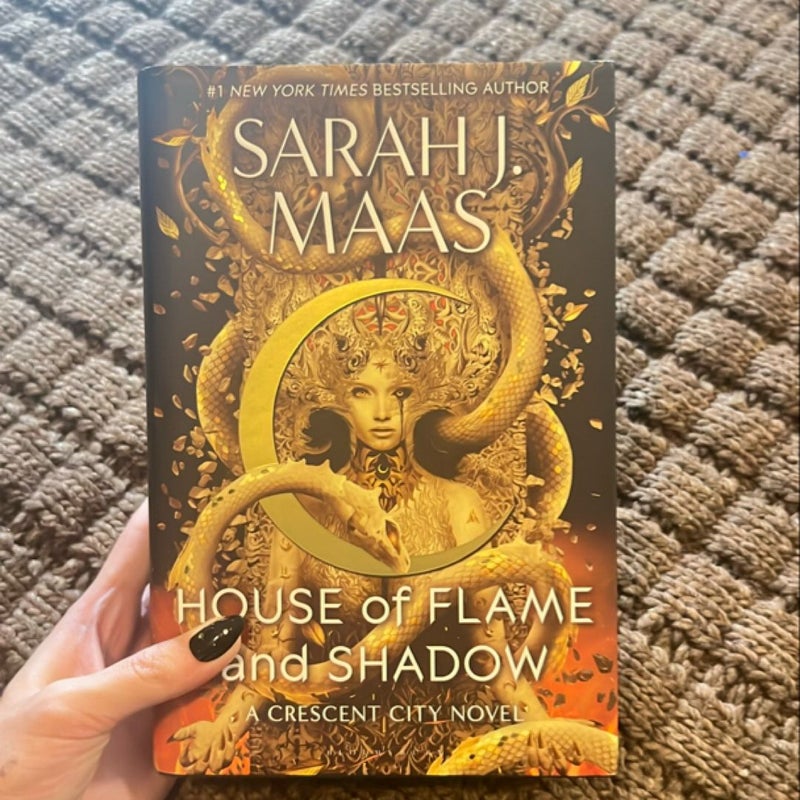 House of Flame and Shadow: Barnes & and Noble Exculsive 