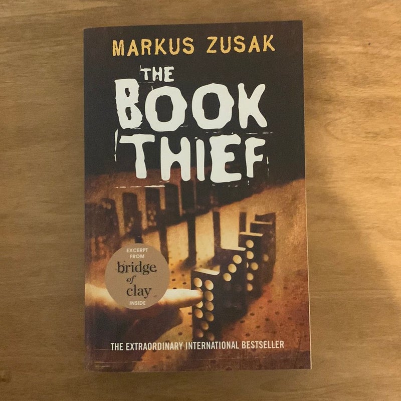 The Book Thief: Markus Zusak: 9780375842207: : Books