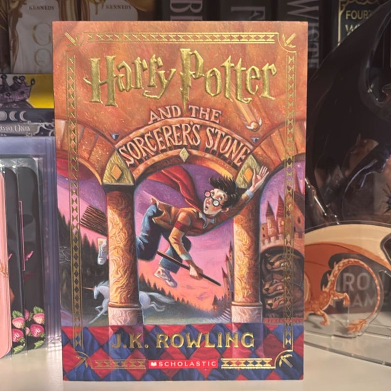 Harry Potter and the Sorcerer's Stone (Stenciled Edges) (Harry Potter, Book 1)