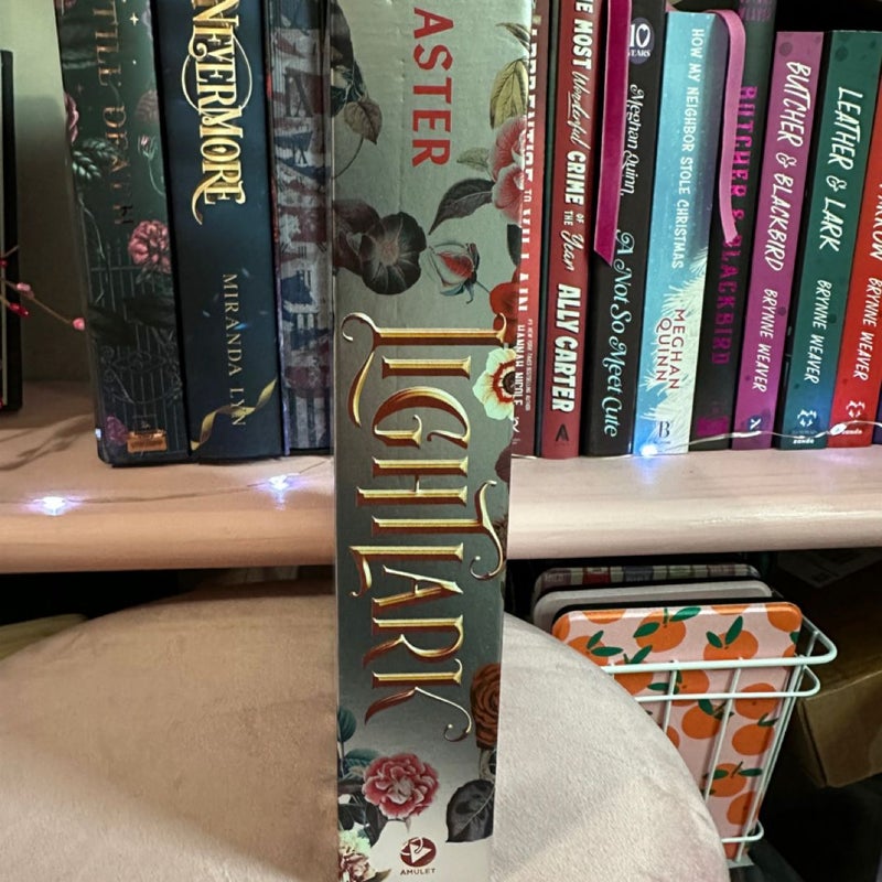 Lightlark: Collector's Edition (the Lightlark Saga Book 1)