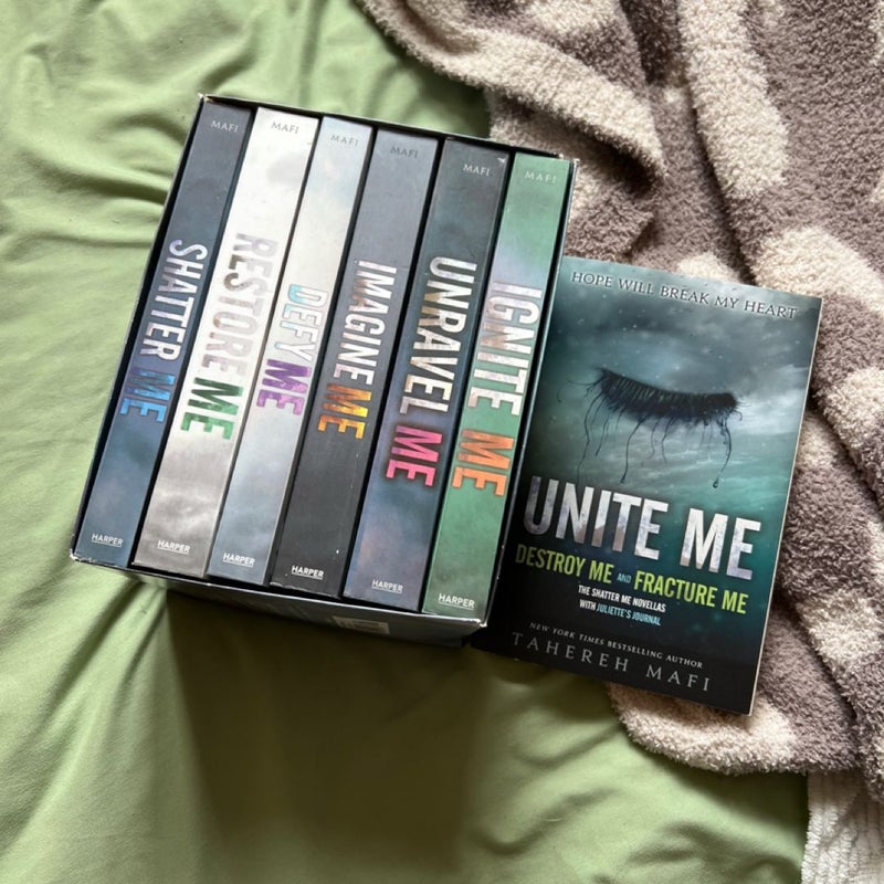 Shatter Me Series 6-Book Box Set PLUS Unite Me Novella
